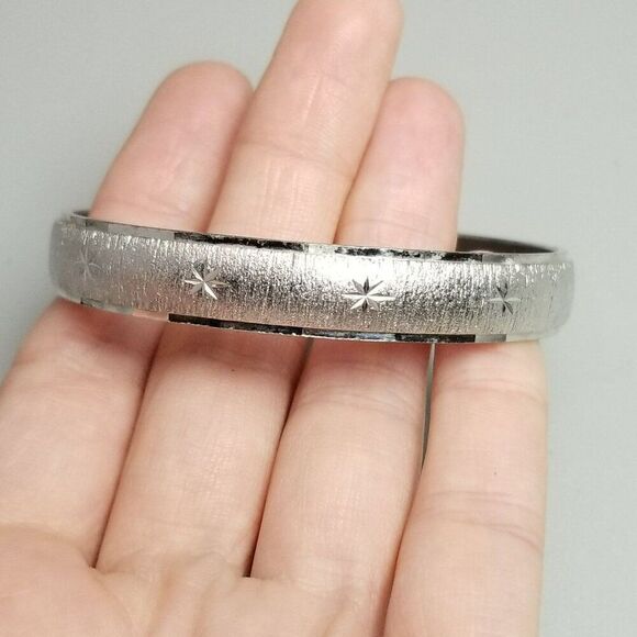Vintage Monet Starburst Design Silver Tone Round Bangle Bracelet, Signed Estate - Picture 7 of 7